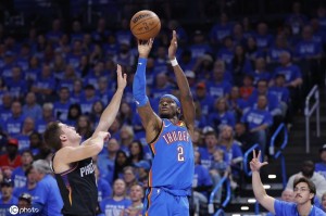 亚历山大25+7霍姆格伦16+7 布克23分雷霆35分胜太阳1-0